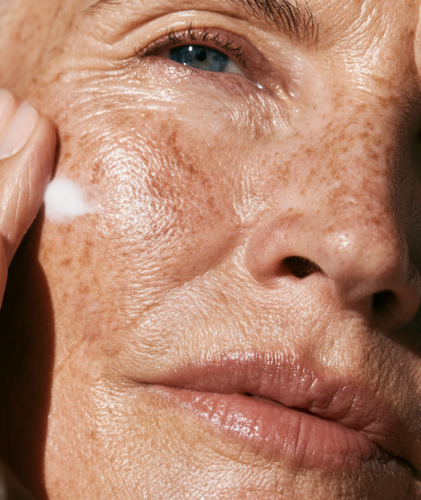 Welche Wirkstoffe braucht die Haut ab 50 wirklich? Retinol, Hyaluronsäure, Vitamin C und Peptide im Vergleich