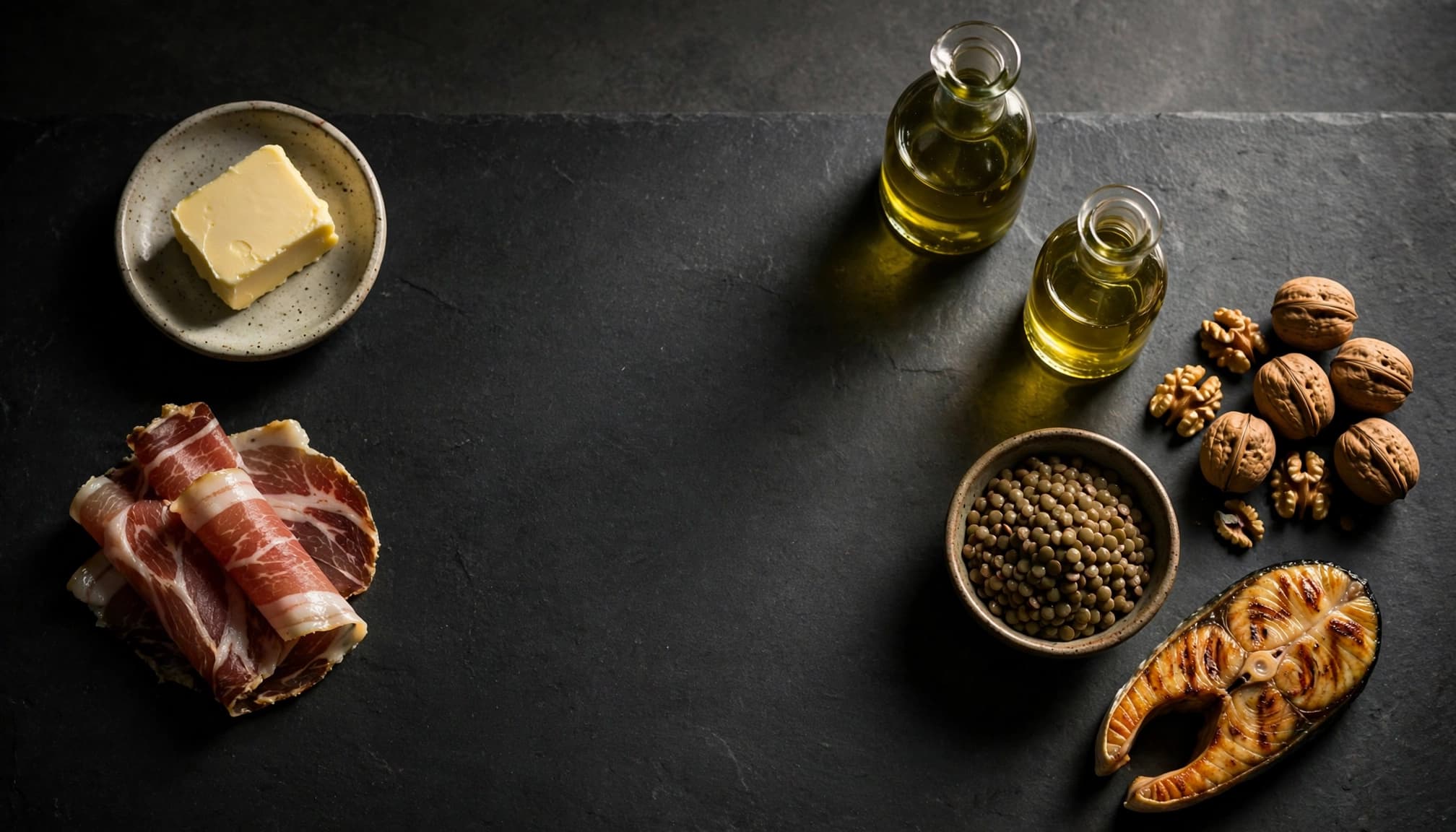 Butter und gepökeltes Fleisch stehen Ölen, Walnüssen, Linsen und gegrilltem Fisch gegenüber.